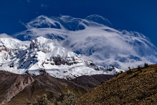 Paisaje andino con el volc&aacute;n Chimborazo 