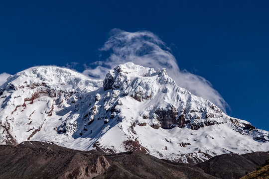 Chimborazo  bailando con finas nubes que se forman por el viento 