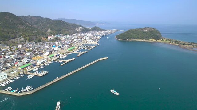 【ドローン空撮】淡路島・由良港の防波堤と穏やかな海峡を望む絶景