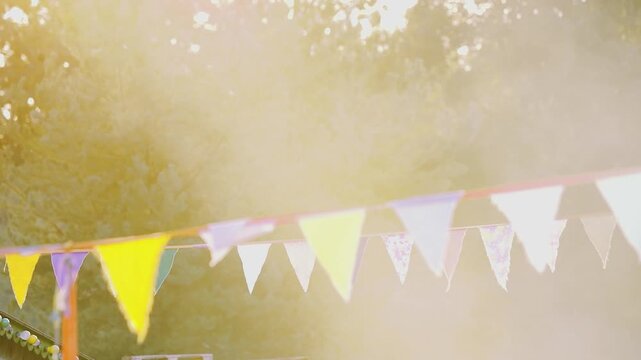 Girlanden auf Festival mit Sch&auml;rfenverlagerung zwischen bunten Stoffwimpeln