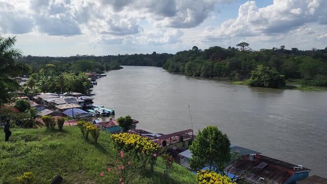 Poblado a la rivera de un r&iacute;o