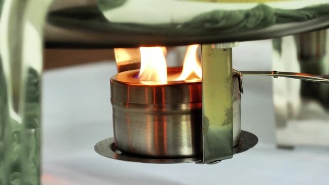 R&eacute;chaud de buffet avec flamme pour maintien au chaud des plats lors d&rsquo;une r&eacute;ception de mariage