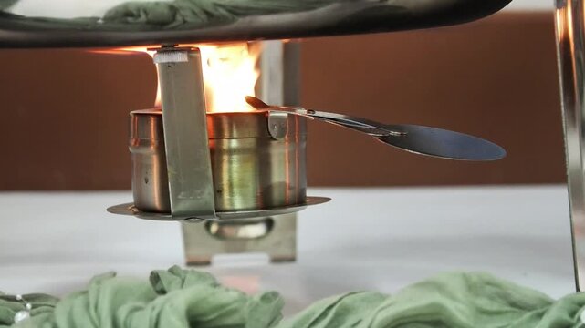 R&eacute;chaud de buffet avec flamme pour maintien au chaud des plats lors d&rsquo;une r&eacute;ception de mariage