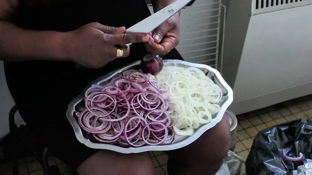 Pr&eacute;paration d&rsquo;oignons rouges et blancs en cuisine, d&eacute;coupe en rondelles pour traiteur