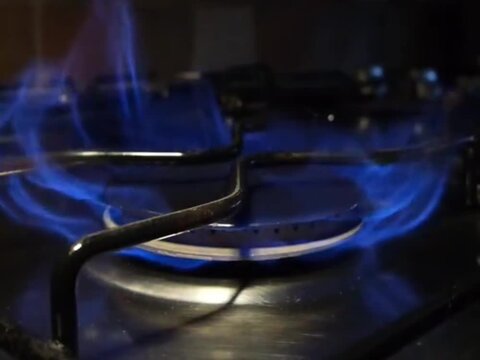 Stylized 3D rendering of a gas stove burner with blue flame concept" (nek kuwi video 3D) utawa "Motion graphic illustration of a burning stove flame