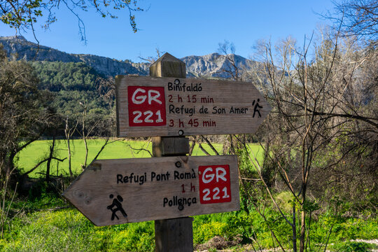 Mallorca, Spanien: Wanderung auf dem GR 221 zum Kloster Lluc, Santuari de Santa Maria de Lluc - Wegweiser auf dem Trail