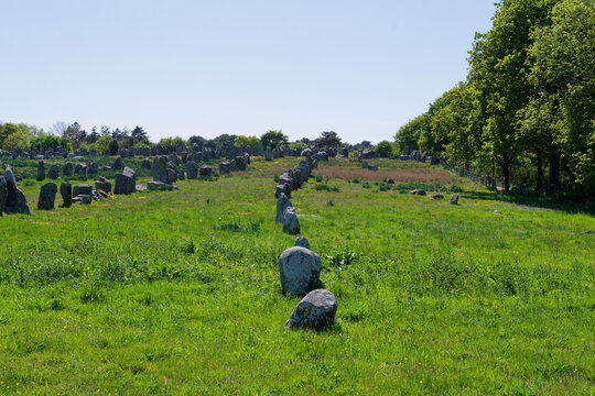 Les alignements de Carnac, en Bretagne, sont un site m&eacute;galithique exceptionnel compos&eacute; de milliers de menhirs &eacute;rig&eacute;s au N&eacute;olithique. Un myst&eacute;rieux t&eacute;moignage monumental unique au monde &agrave; d&eacute;couvrir.