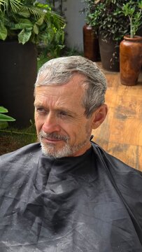 homem cortando o cabelo 