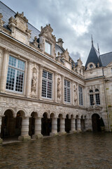Fototapeta premium vue du centre ville historique de La Rochelle en France un jour de pluie