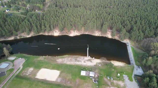 Kani&oacute;w - Polska - zalew w wojew&oacute;dztwie Świętokrzyskim z inrastrukturą rekreacyjną nagrany dronem. Jezioro, las, plaża, tama