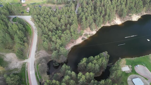 Kani&oacute;w - Polska - zalew w wojew&oacute;dztwie Świętokrzyskim z inrastrukturą rekreacyjną nagrany dronem. Jezioro, las, plaża, tama