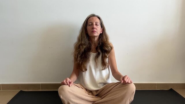 Mujer haciendo ejercicio suave para aliviar s&iacute;ntomas de la menopausia