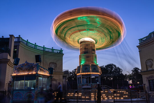 Vienne (Autriche, Europe) - Vue nocturne d'un man&egrave;ge illumin&eacute; et en rotation du parc d'attraction du Prater