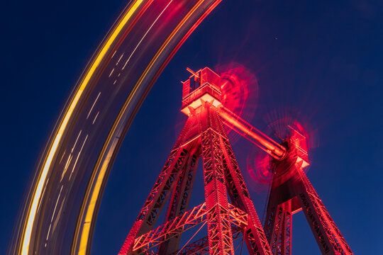 Vienne (Autriche, Europe) - Vue nocturne de la grande roue (Wiener riesenrad) illumin&eacute;e et en mouvement du parc d'attraction du Prater