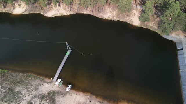 Kani&oacute;w - Polska - zalew w wojew&oacute;dztwie Świętokrzyskim z inrastrukturą rekreacyjną nagrany dronem. Jezioro, las, plaża, tama