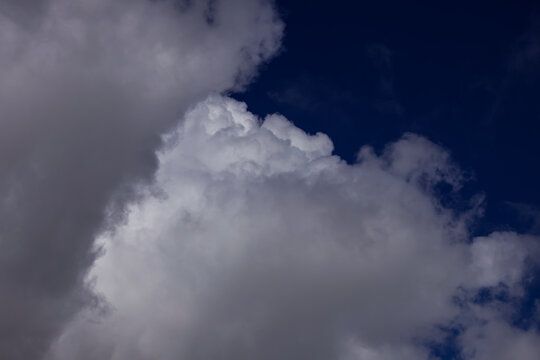 Ciel nuageux tr&egrave;s mena&ccedil;ant 