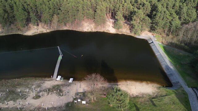 Kani&oacute;w - Polska - zalew w wojew&oacute;dztwie Świętokrzyskim z inrastrukturą rekreacyjną nagrany dronem. Jezioro, las, plaża, tama