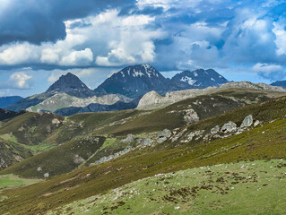 Fototapeta premium View of the Las Ubiñas massif from Babia y Luna Natural Park, showcasing dramatic rocky peaks and rolling green highlands on the border between Asturias and León in northern Spain