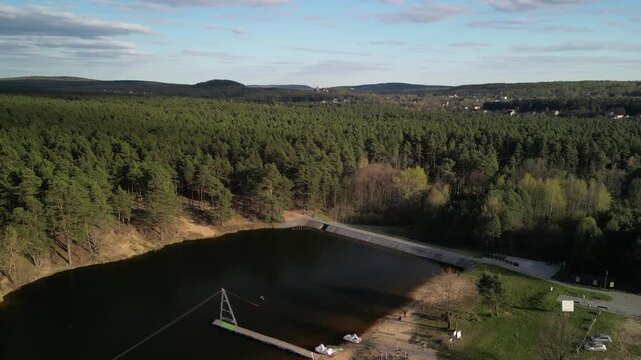Kani&oacute;w - Polska - zalew w wojew&oacute;dztwie Świętokrzyskim z inrastrukturą rekreacyjną nagrany dronem. Jezioro, las, plaża, tama