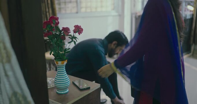 Wife brings lunch with love, but husband receives a lover&rsquo;s call and leaves angrily, heartbreaking marriage betrayal scene