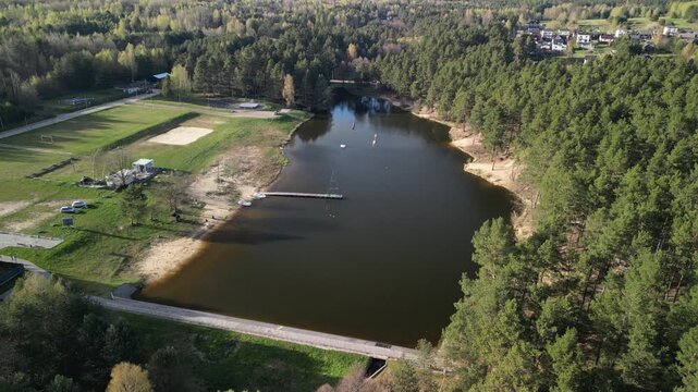 Kani&oacute;w - Polska - zalew w wojew&oacute;dztwie Świętokrzyskim z inrastrukturą rekreacyjną nagrany dronem. Jezioro, las, plaża, tama