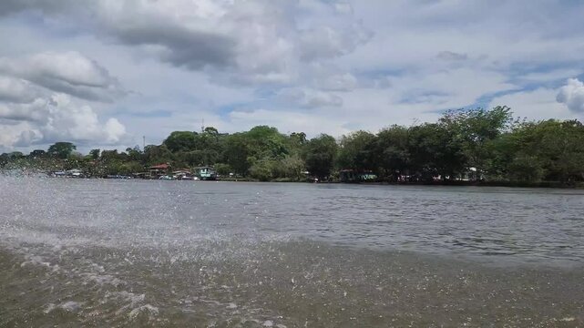 Poblado de lejos a la par de un r&iacute;o