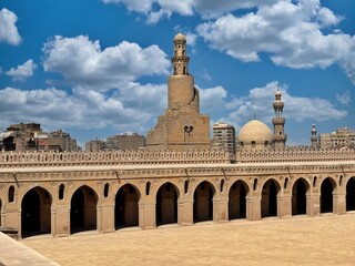 Obraz premium Mosque of Ibn Tulun in Cairo, Egypt, was built between 876 and 879 by Ahmed bin Tulun, the founder of the Tulunid dynasty, the first Turkic state established in Egypt.