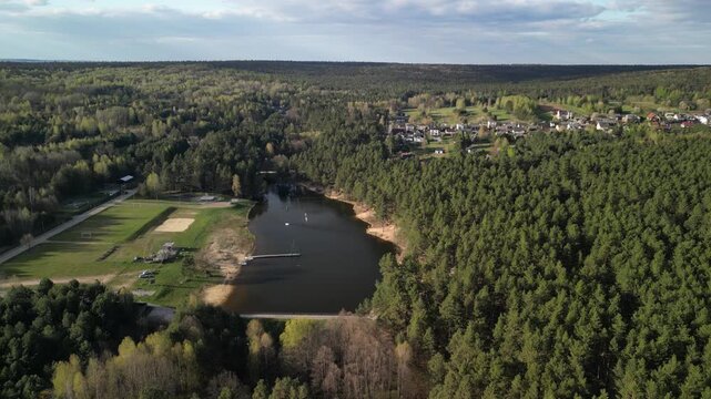 Kani&oacute;w - Polska - zalew w wojew&oacute;dztwie Świętokrzyskim z inrastrukturą rekreacyjną nagrany dronem. Jezioro, las, plaża, tama
