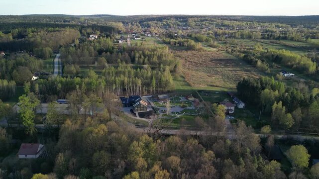 Dąb Bartek - wojew&oacute;dztwo Świętokrzyskie - Polska - Najstarsze dąb w Polsce o bardzo dużych rozmiarach. Około 1000 letnie drzewo nagrane dronem w wysokiej jakości, ujęcia kinowe