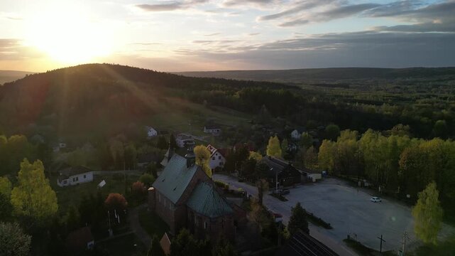 Kielce - Polska - zach&oacute;d słońca nad miastem nagrany dronem. Ujęcie kinowe z powietrza, piękne kolory, budynki, ulice, samochody w ruchu