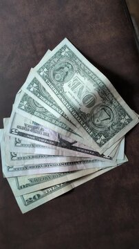 Close-up video of fanned US currency with twenty, five, and one dollar bills, highlighting budgeting, cash handling, and personal finance themes.
