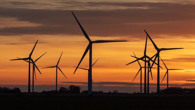 Windr&auml;der in einem Windpark bei Struckum nahe der Nordsee in Nordfriesland, Schleswig-Holstein, Deutschland bei Sonnenuntergang.