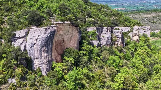 Vista a&eacute;rea cinematogr&aacute;fica de las cuevas rupestres de Las Gobas en Trevi&ntilde;o (Burgos), eremitorio medieval excavado en roca