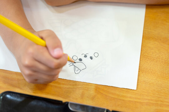 鉛筆で描く子どものらくがき時間
