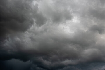 Obraz premium Dark gray sky cloudy environment. Meteorology danger windstorm disasters climate. Dramatic dark storm rain clouds black sky background. Dark cloudscape storm disaster gloomy gray cloud sky. Nimbus