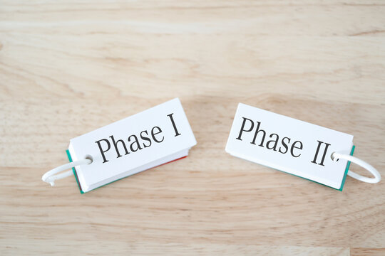 2段階フェーズの進行イメージ。Phase1とPhase2のカード。白い紙。