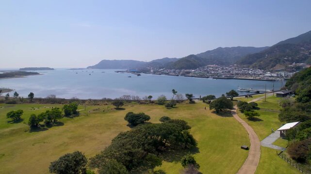 【ドローン空撮】穏やかな由良湾から成ヶ島の緑へと近づく水上飛行