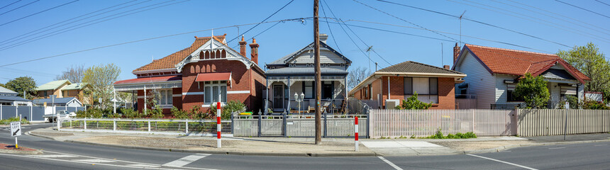 Obraz premium Panoramic view of adjoining residential homes of contrasting architectural eras on a suburban street corner in Melbourne, Australia.&nbsp;Characteristic of residential heritage across different periods