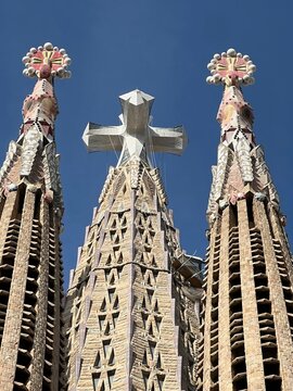 27 abril de 2026. Sagrada Fam&iacute;lia, dos torres, perspectiva, centro torre con cruz colocada