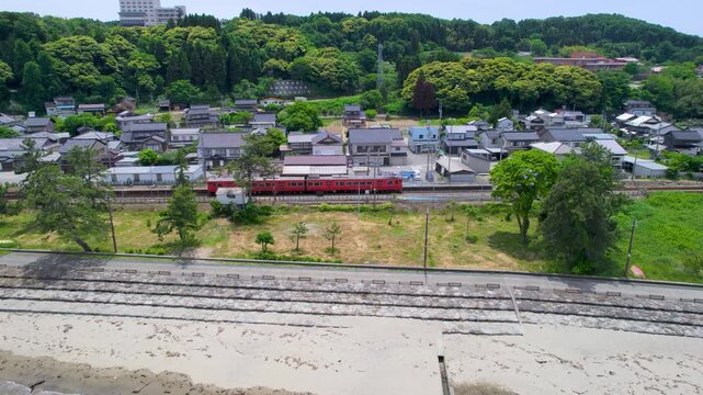 【ドローン空撮】雨晴海岸沿いを走る「氷見線」のローカル列車を上空から追う