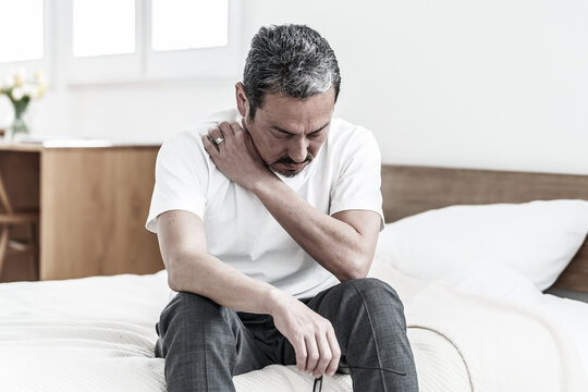 肩こりに悩む中高年の男性