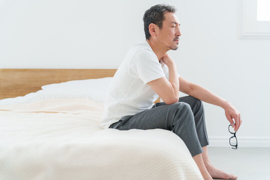 肩こりに悩む中高年の男性