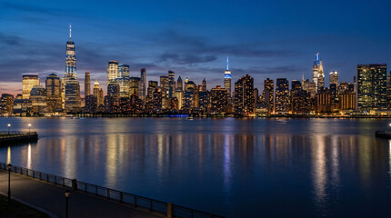 Obraz premium New York City skyline at dusk with waterfront view