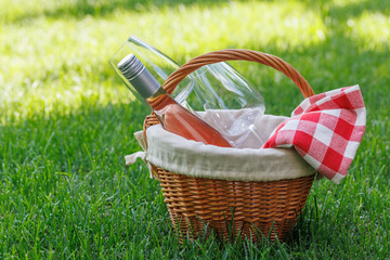 Naklejka premium Picnic basket with wine and glasses