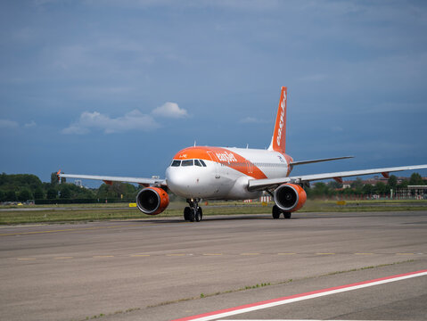 Easyjet Airbus A320 taxis at LIN Milano Linate international Airport