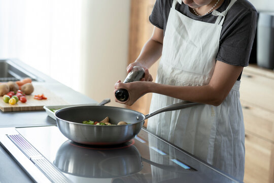 料理をする40代日本人女性