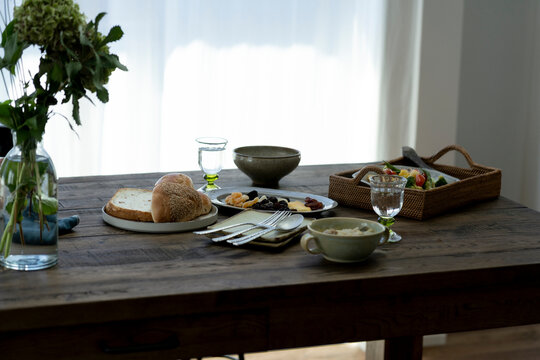 朝食がのった食卓