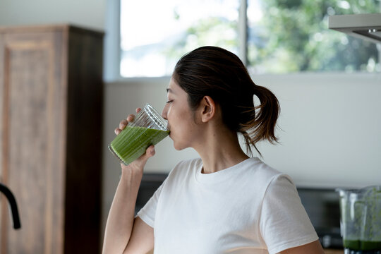 スムージを飲む40代日本人女性