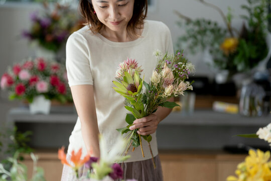 花束を持つ40代日本人女性