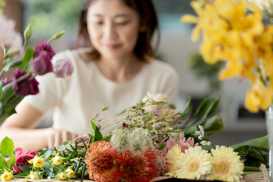 花を活ける40代日本人女性